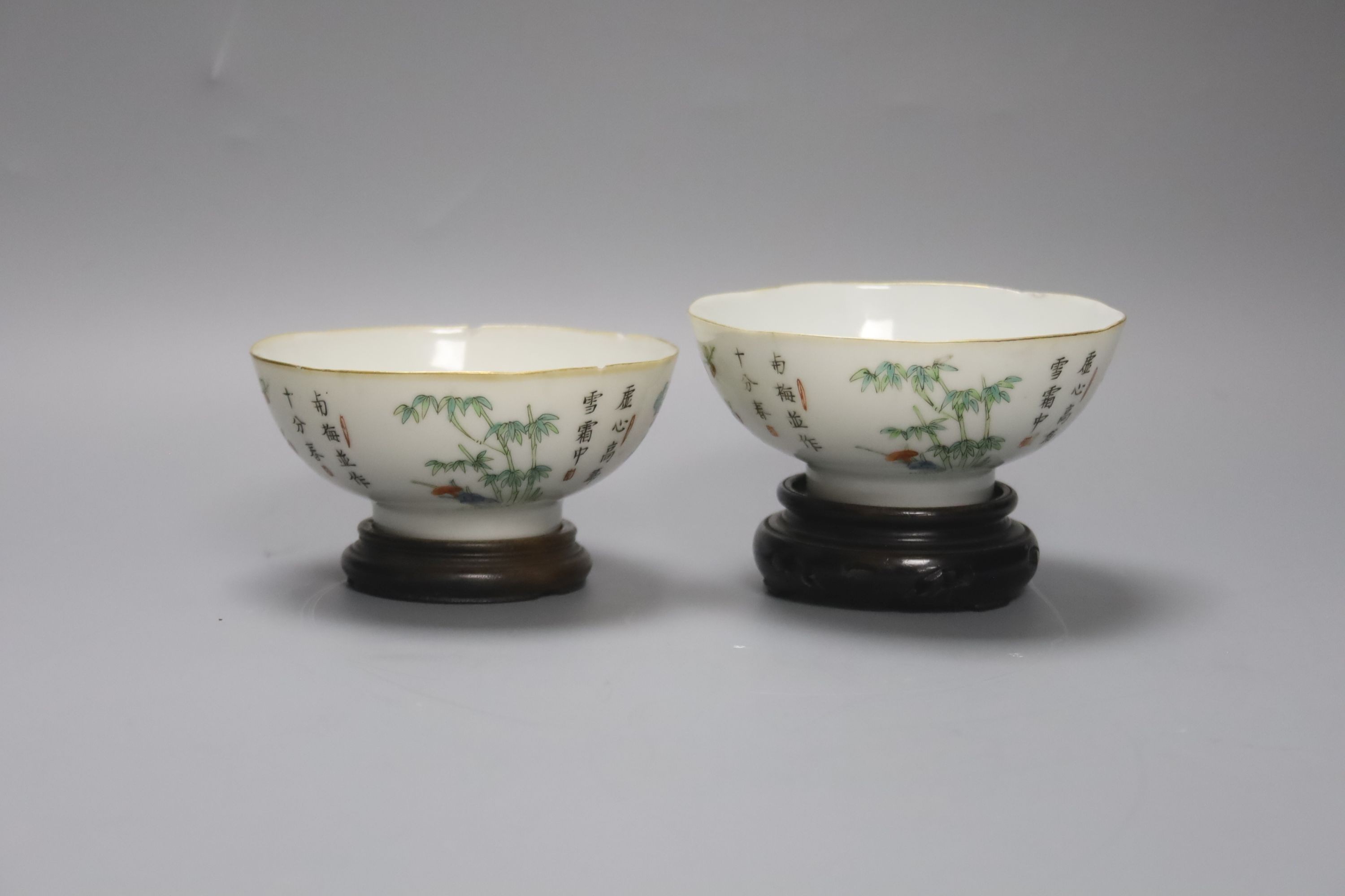A pair of Chinese famille rose bowls on stands 11cm
